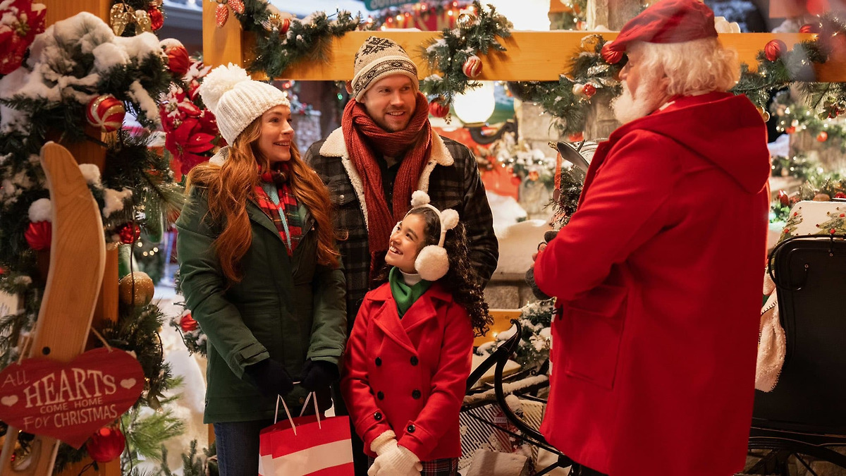 Poster for Falling for Christmas (2022)